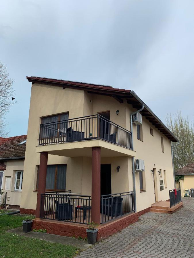 Balaton Apartmanhaz Сиофок Екстериор снимка